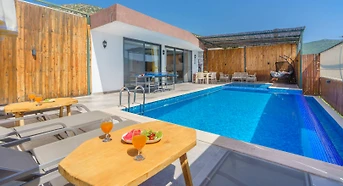 Kaş Yeşilköy'de Sakin Konumda, Özel Havuzlu, Modern Villa