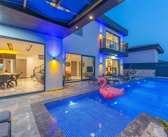Kaş Yeşilköy'de Modern Tasarımlı, Özel Havuzlu, Hamam ve Saunalı Villa - 1