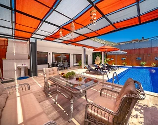 Kaş Yeşilköy'de Nezih Konumda, Özel Havuzlu, Korunaklı Villa - 1