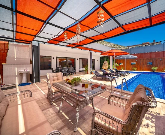 Kaş Yeşilköy'de Nezih Konumda, Özel Havuzlu, Korunaklı Villa - 1