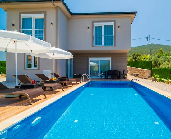 Kaş Yeşilköy'de Yeşillikler İçerisinde, Özel Havuzlu, Lüks Villa - 1