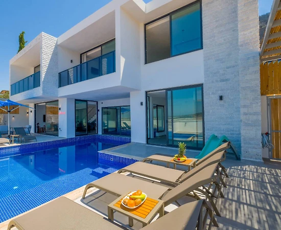 Kaş Yeşilköy'de Sakin Konumda, Isıtmalı Havuzlu, Saunalı, Lüks Villa - 1