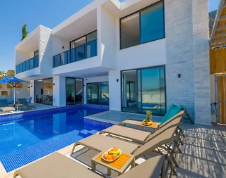 Kaş Yeşilköy'de Sakin Konumda, Isıtmalı Havuzlu, Saunalı, Lüks Villa - 1