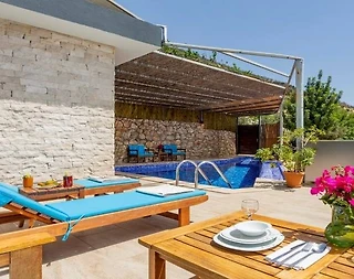 Kaş Yeşilköy'de Sakin Konumda, Özel Havuzlu, Jakuzili Villa - 2