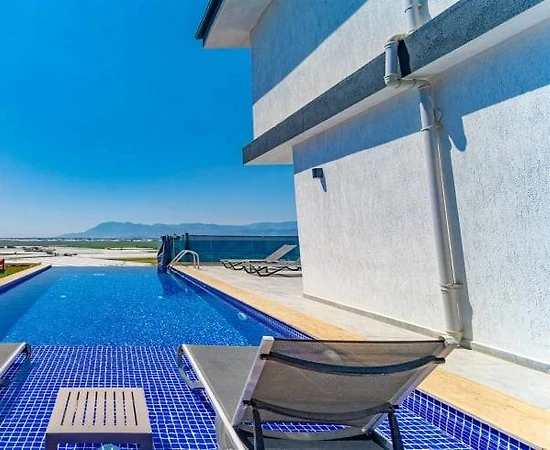 Kaş Yeşilköy'de Sakin Konumda, Özel Havuzlu, Kiralık Villa - 1