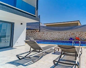 Kaş Yeşilköy'de Sakin Konumda, Özel Havuzlu, Kiralık Villa - 3