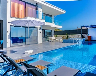 Kaş Yeşilköy'de Sakin Konumda, Özel Havuzlu, Kiralık Villa - 1