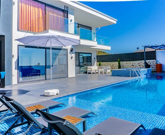 Kaş Yeşilköy'de Sakin Konumda, Özel Havuzlu, Kiralık Villa - 1