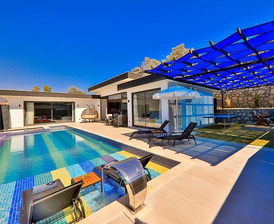 Kaş Yeşilköy'de Sakin Konumda, Özel Havuzlu, Muhafazakar Villa - 1