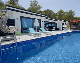 Kaş Yeşilköy'de Yeşillikler İçerisinde, Özel Havuzlu, Konforlu Villa - 2