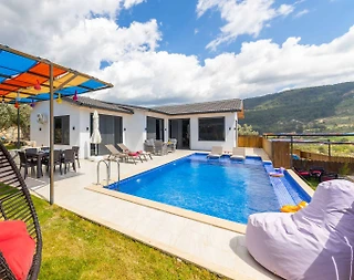 Kaş Hacıoğlan'da Doğa Manzaralı, Özel Havuzlu, Çocuk Oyun Alanlı Villa - 1