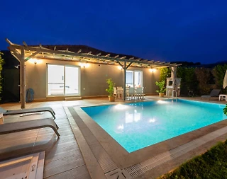 Muğla Fethiye'de Geniş Bahçeli, Özel Havuzlu, Modern Villa - 1