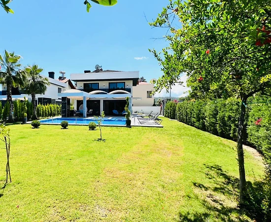 Kemer Çamyuva'da Geniş Bahçeli, Özel Havuzlu, Lüks Villa - 1