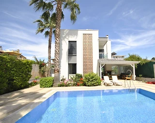 Kemer Çamyuva'da Geniş Alanlara Sahip, Ortak Havuzlu, Modern Villa - 1