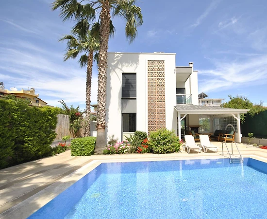 Kemer Çamyuva'da Geniş Alanlara Sahip, Ortak Havuzlu, Modern Villa - 1