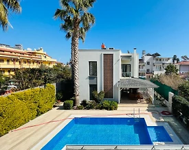 Kemer Çamyuva'da Geniş Alanlara Sahip, Ortak Havuzlu, Modern Villa - 3