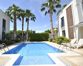 Kemer Çamyuva'da Geniş Alanlara Sahip, Ortak Havuzlu, Modern Villa - 2