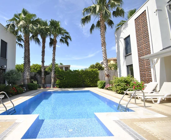 Kemer Çamyuva'da Modern Tasarımlı, Ortak Havuzlu, Kiralık Dubleks Villa - 1