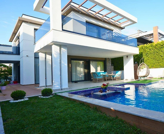 Kemer Çamyuva'da Modern Tasarımlı, Isıtmalı Havuzlu, Bahçeli Villa - 1