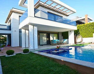 Kemer Çamyuva'da Şık Tasarımlı, Özel Isıtmalı Havuzlu, Bahçeli Villa - 1