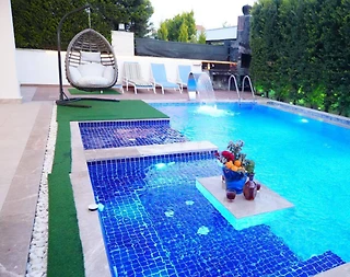 Kemer Çamyuva'da Şık Tasarımlı, Özel Isıtmalı Havuzlu, Bahçeli Villa - 3