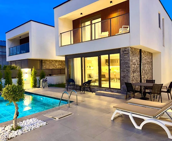 Kemer Çamyuva'da Elverişli Konumda, Özel Havuzlu, Modern Villa - 1