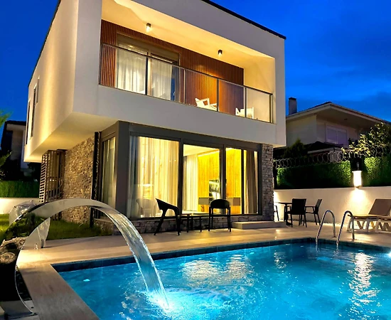 Kemer Çamyuva'da Elverişli Konumda, Özel Havuzlu, Modern Villa - 1