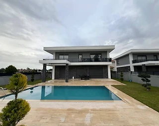 Kemer Çamyuva'da Modern Tasarımlı, Özel Havuzlu, Merkezi Villa - 1
