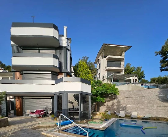 Kuşadası Soğucak'ta Merkezi Konumda, Özel Havuzlu, Lüks Villa - 1