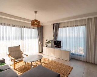 Kıbrıs Girne'de Havuz Manzaralı, Tesis İçerisinde, 2+1 Daire - 1