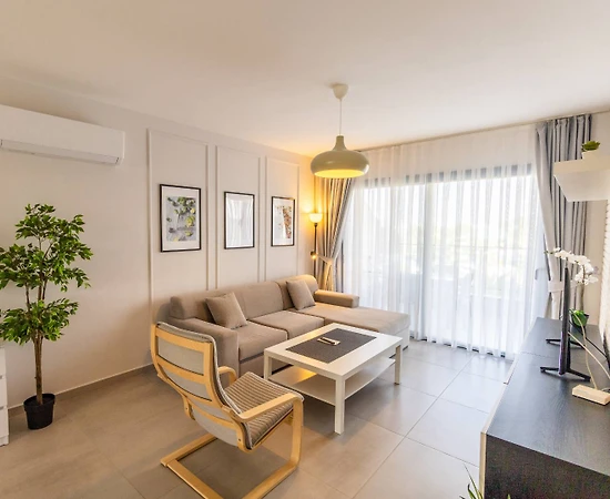 Kıbrıs Girne'de Havuz Manzaralı, Tesis İçerisinde, 2+1 Daire - 1