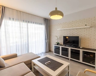 Kıbrıs Girne'de Havuz Manzaralı, Tesis İçerisinde, 2+1 Daire - 2