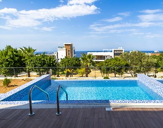 Kıbrıs Girne'de Havuz Manzaralı, Özel Havuzlu, 2+1 Daire - 1