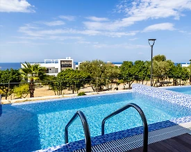 Kıbrıs Girne'de Havuz Manzaralı, Özel Havuzlu, 2+1 Daire - 2