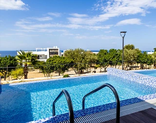 Kıbrıs Girne'de Havuz Manzaralı, Özel Havuzlu, 2+1 Daire - 2