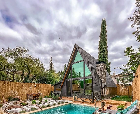 Sapanca Kırkpınar'da Sakin Konumda, Isıtmalı Havuzlu, Modern Bungalov - 1