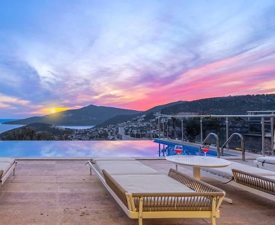 Kaş Kalkan'da Geniş Ailelere Uygun, Isıtmalı Havuzlu, Modern Villa - 1