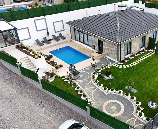 Kocaeli Kandıra'da Geniş Ailelere Uygun, Özel Havuzlu, 3+1 Villa - 1