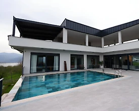 Kocaeli Kartepe'de Göl Manzaralı, Isıtmalı Havuzlu, 3+1 Villa - 2