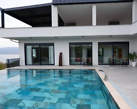 Kocaeli Kartepe'de Göl Manzaralı, Isıtmalı Havuzlu, 3+1 Villa - 2