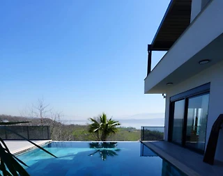 Kocaeli Kartepe'de Göl Manzaralı, Isıtmalı Havuzlu, 3+1 Villa - 4