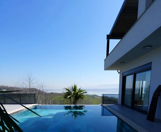 Kocaeli Kartepe'de Göl Manzaralı, Isıtmalı Havuzlu, 3+1 Villa - 1