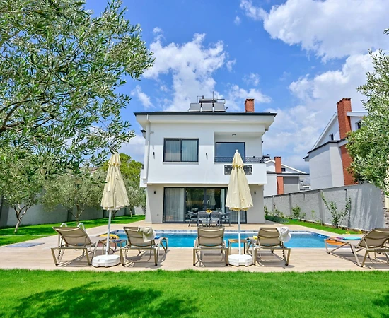 Fethiye Ölüdeniz'de Geniş Bahçeli, Özel Havuzlu, Konforlu Villa - 1