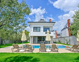 Fethiye Ölüdeniz'de Geniş Bahçeli, Özel Havuzlu, Konforlu Villa - 1