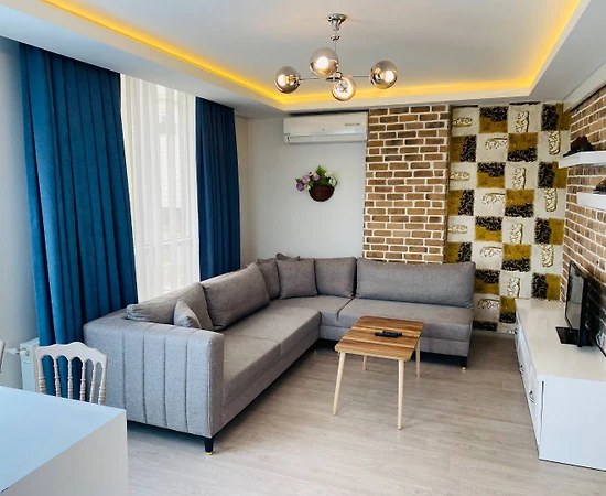 Konyaaltı Gürsu'da Plaja Yakın Konumda, Ortak Havuzlu, Kiralık Suit - 1