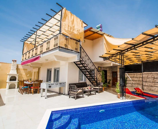 Kaş Bezirgan'da Geniş Alanlara Sahip, Özel Havuzlu, Modern Villa - 1