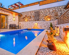 Kaş Yeşilköy'de Otantik Tasarımlı, Özel Havuzlu ve Jakuzili, 1+1 Villa - 2