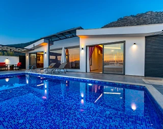 Kaş Üzümlü'de Doğa İçerisinde, Açık ve Kapalı Havuzlu, Ferah Villa - 1