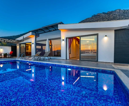 Kaş Üzümlü'de Doğa İçerisinde, Açık ve Kapalı Havuzlu, Ferah Villa - 1