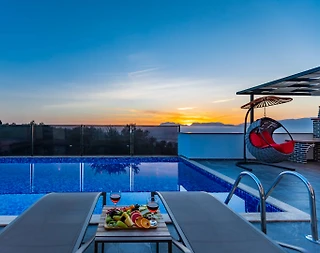 Kaş Üzümlü'de Doğa İçerisinde, Açık ve Kapalı Havuzlu, Ferah Villa - 4